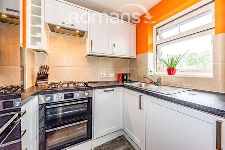 Wellesley Close, Ash Vale, GU12 - Photo 5