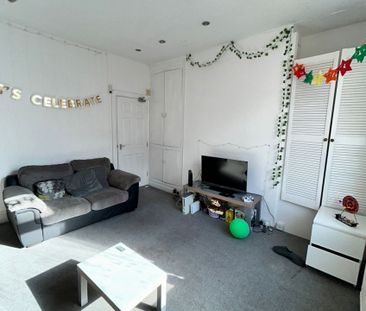 Hartley Crescent, Woodhouse, LEEDS, West Yorkshire - Photo 2