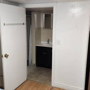 Cozy 1-Room Basement Apartment with Private Entrance - Photo 2