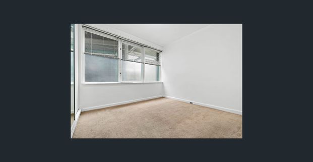 Located within a coveted pocket of Toorak - Photo 1