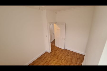 3 Bed Terraced House, Lichfield Road, E6 - Photo 2