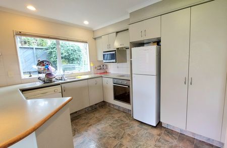 Spacious Three-Bedroom, Two-Bathroom Home in Prime Papamoa Location - Papamoa - Photo 2