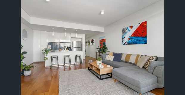 SPACIOUS 1 BED APARTMENT - Photo 1