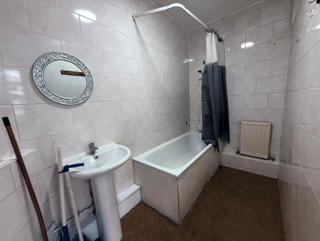 1 Bed Flat, High Road, IG1 - Photo 4