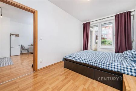 Prostorný byt 2+kk s východní orientací lodžií, komorou a parkovacím stáním v klidné lokalitě u Dalejského údolí - Fotografie 3