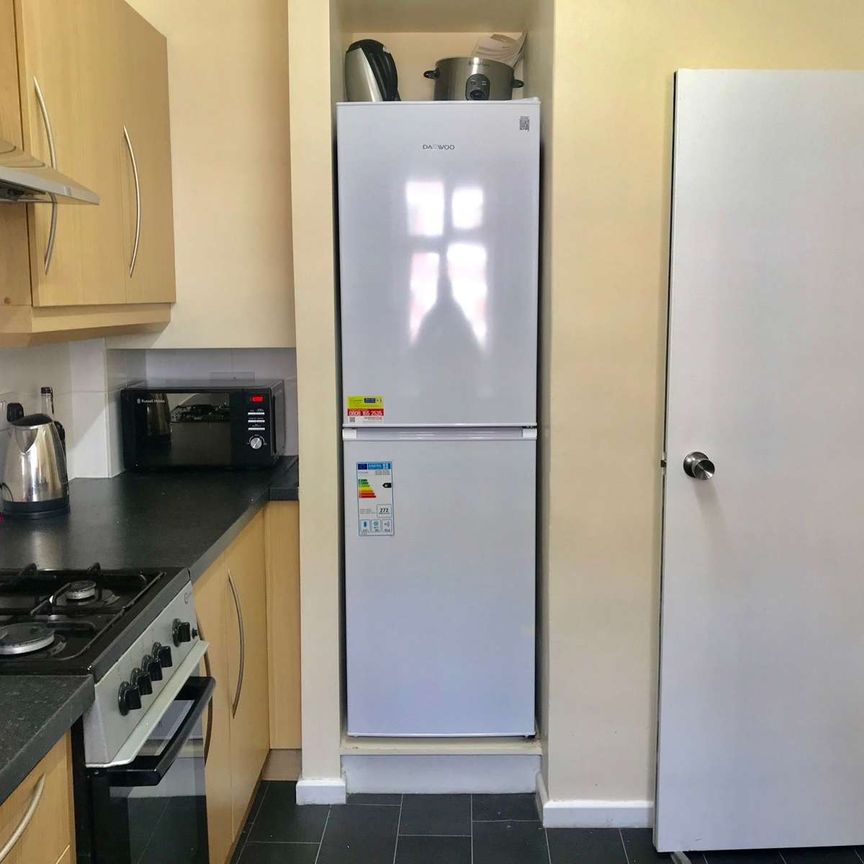 Shackleton Close Room 4 - Photo 1