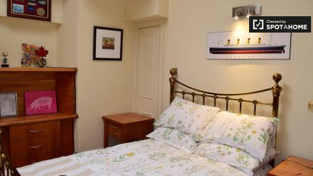 Decorated room in 5-bedroom apartment in Churchtown, Dublin - Photo 5