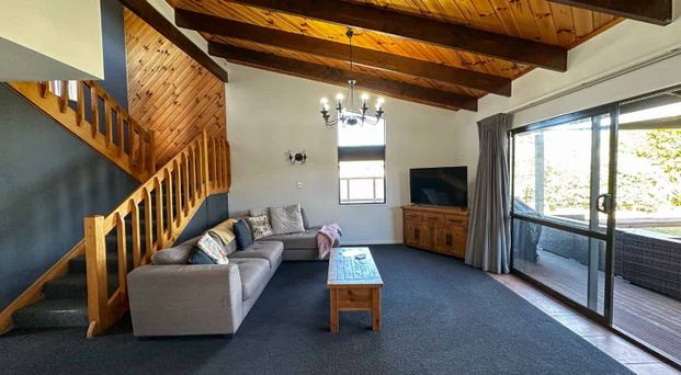 Fully furnished three bedroom home with spa pool! - Photo 1