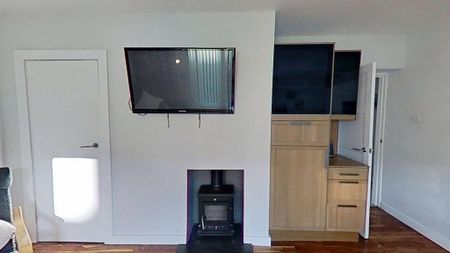 3 bedroom flat to rent - Photo 4