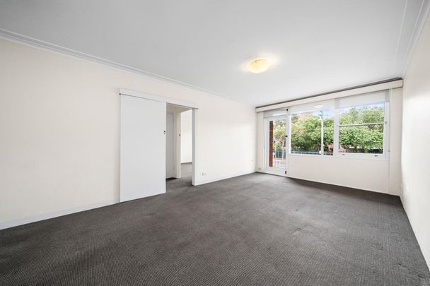 Sundrenched Apartment - Terrific Location – Lock up Garage - Photo 1