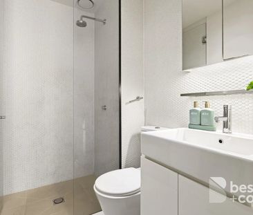 Top-Floor Designer Apartment with Leafy Park Views - Photo 1