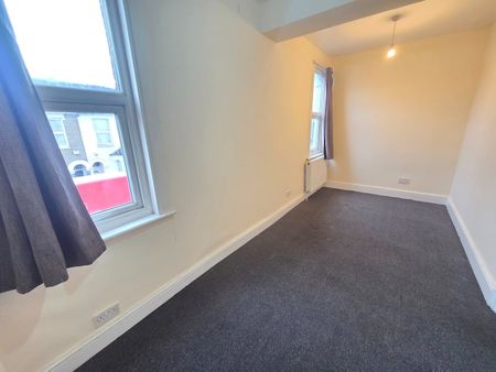 3 Bed Flat, Whitehorse Road, CR0 - Photo 2