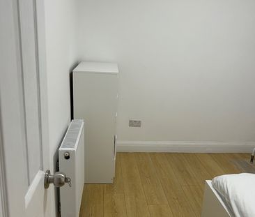 3 Bed Detached House, London, E15 - Photo 4