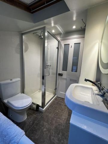 Beautiful double room in Battersea, off Northcote Road - Photo 5