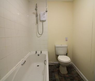 1 bedroom in a flat share to rent - Photo 2