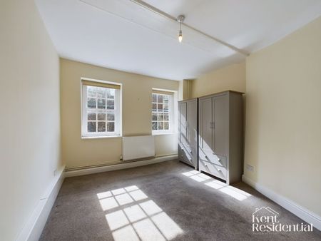 3 bed flat to rent in The Precinct, Rochester, ME1 - Photo 5