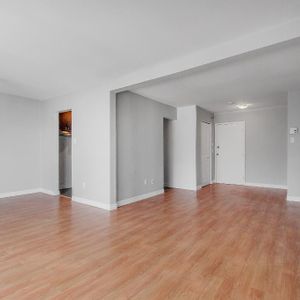 Beau Grand logement 5 ½ rénové, disponible 1er novembre, stationnement inclus, 1000pi2 + grand balcon, Duvernay - Photo 2