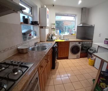 1 bedroom in a house share to rent - Photo 2