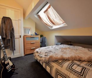 2 bedroom House in Hyde Park, Leeds - Photo 6