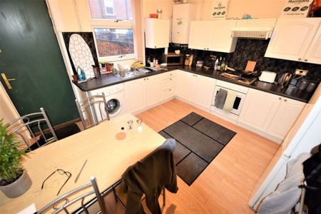 2 bedroom House in Burley Lodge Terrace, Leeds - Photo 4