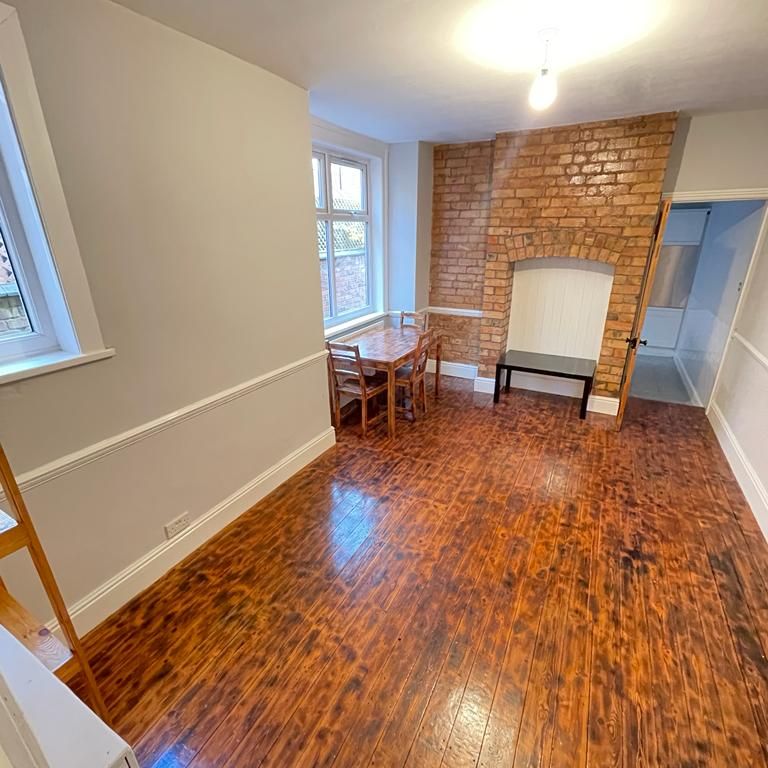 Victoria Park Road Room 1 - Photo 1