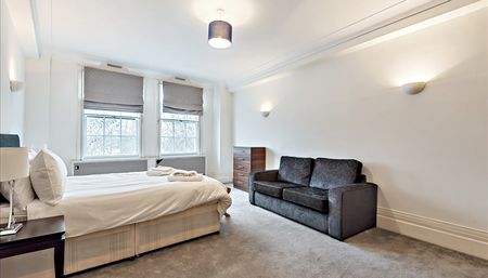An exceptionally spacious five/six-bedroom apartment in St John’s Wood, London NW8 - Photo 4
