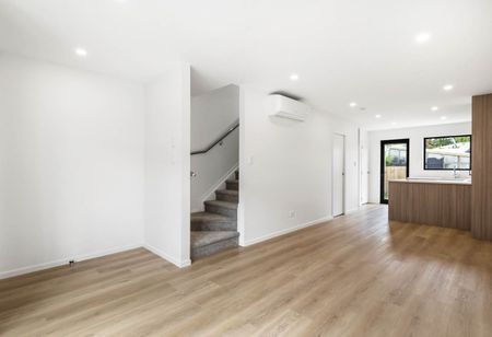 Prime Green Bay Location – 2-Bedroom Townhouse with Special Offer - Photo 2