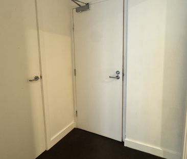 Urban Convenience Meets Stylish Simplicity in the Heart of Melbourne - Photo 5