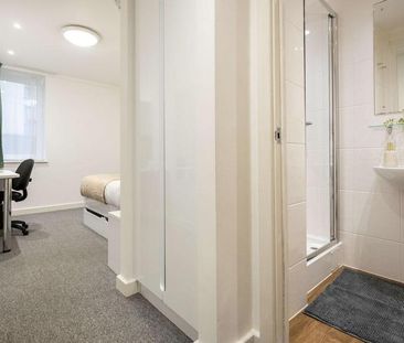 1 bedroom in a flat share to rent - Photo 4