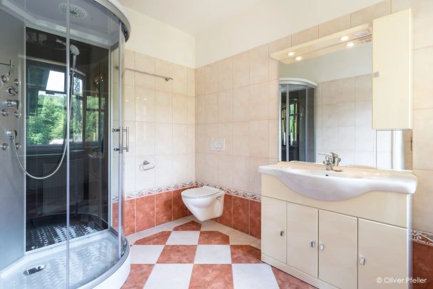 HELLE UND GROSSZÜGIGE 4 ZIMMERWOHNUNG IN IDYLLISCHER LAGE MIT GARTEN UND GARAGENPLATZ- PROVISIONSFREI - Photo 1