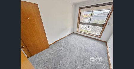 Impressively spacious 5-bedroom, 2-bathroom home - Photo 3