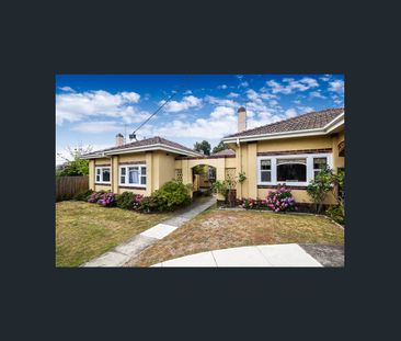 SPACIOUS 2 BEDROOM IN THE HEART OF ELSTERNWICK. AVAILABLE NOW. - Photo 6