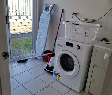 Furnished room near Parkwood tram stop - Photo 2