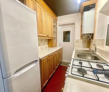 3 bedroom semi-detached house to rent - Photo 6