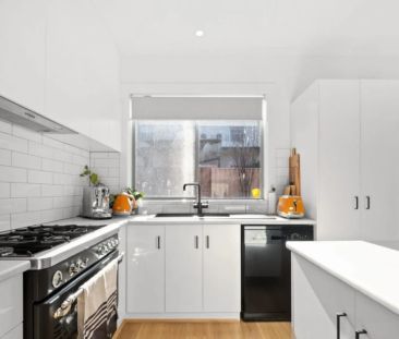 Modern, Light-Filled 3-Bedroom Home in Prime Location - Photo 2