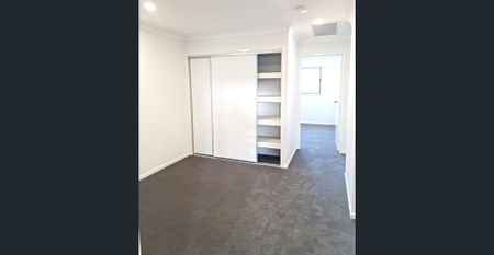 MOVE IN BEFORE CHRISTMAS-FULLY DUCTED AIRCONDITIONING-3 BED 2 BATH TOWNHOUSE - Photo 4