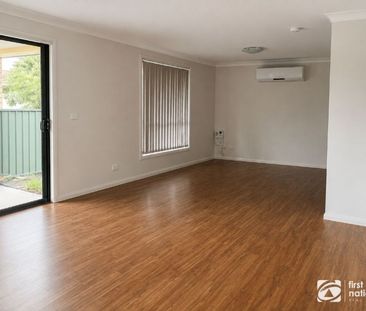 Modern 3 bedroom central home with double garage - handy location! - Photo 1