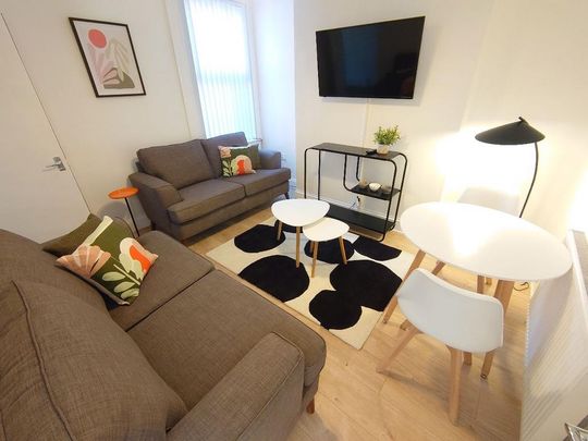 4 bedroom terraced house to rent - Photo 1