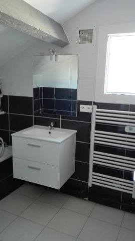 Studio entièrement rénové avec balcon et parking - Photo 5