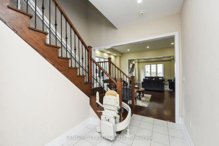 Property For Lease | W9252351 - Photo 2