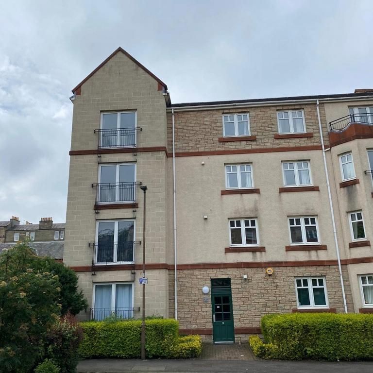 3 bedroom flat to rent - Photo 1