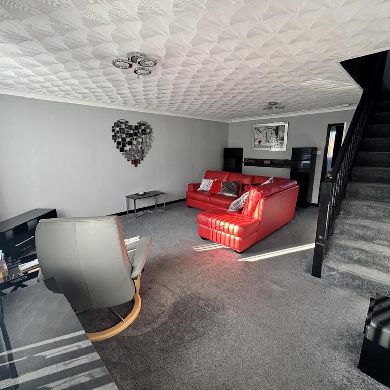 3 bedroom end of terrace house to rent - Photo 1