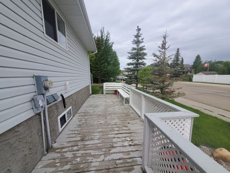 Beautiful 3 Bedroom half duplex in Sylvan Lake! - Photo 3