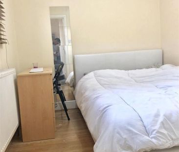 1 bedroom in a house share to rent - Photo 3