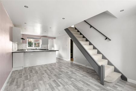 4 bedroom end of terrace house to rent - Photo 5