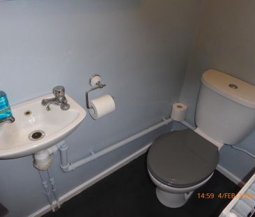 2 bedroom semi-detached house to rent - Photo 6