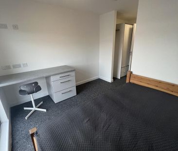 1 bedroom in a flat share to rent - Photo 2