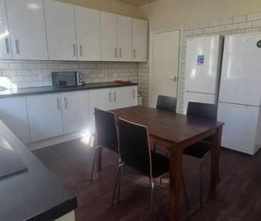 4 Bed - 6 Winfield Terrace, Woodhouse, Leeds - LS2 9BD - Student - Photo 3