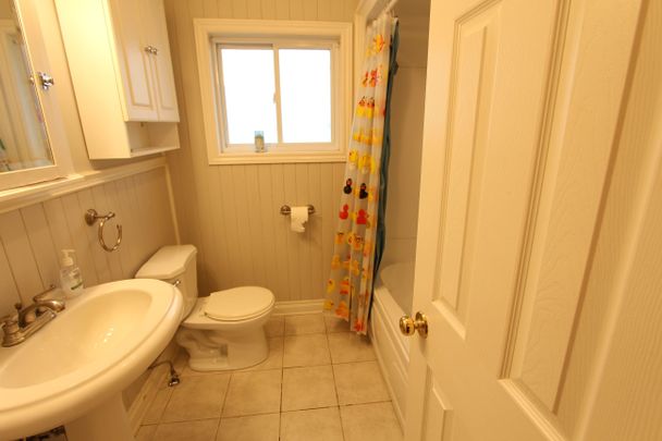 For Lease - 8 Meadowland Avenue Unit# Upper Unit, Barrie, Ontario - Photo 1