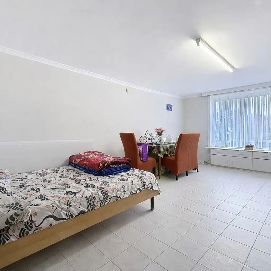 Centraal gelegen woning met terras en 1 slaapkamer - Photo 1